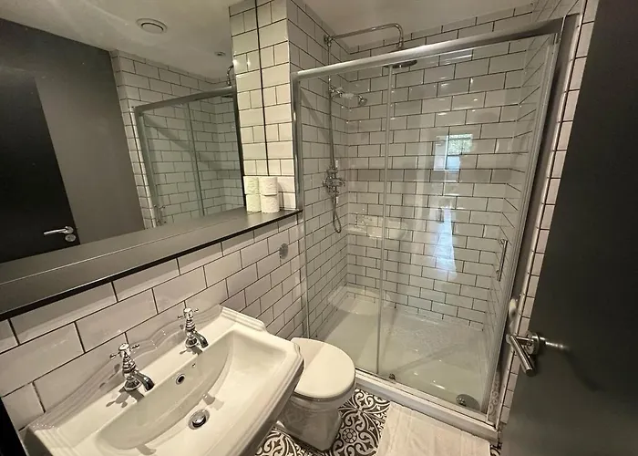 Modern 2 Bed Centre Апартаменти