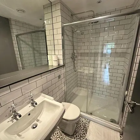 Modern 2 Bed Centre Apartment