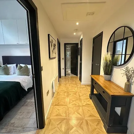 Modern 2 Bed Centre